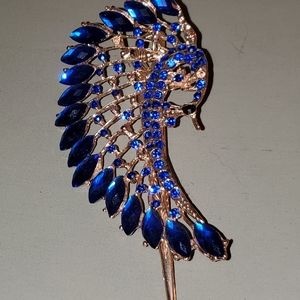 Bright blue hairpin in peacock feather form